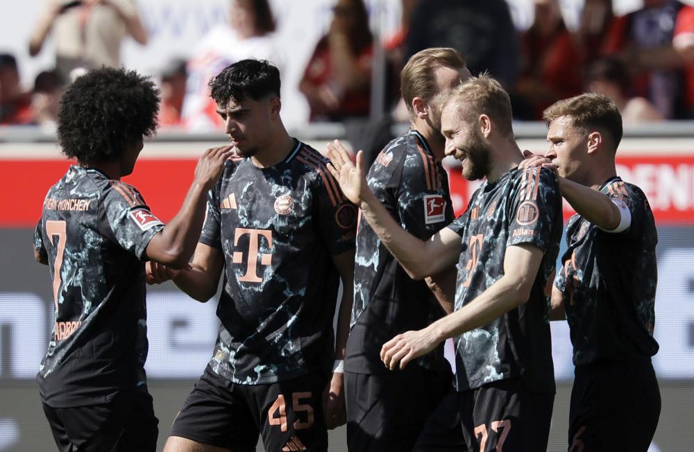 西甲第15輪比利亞雷亞爾1-3巴塞羅那 德佩絕殺庫蒂尼奧點射破門.